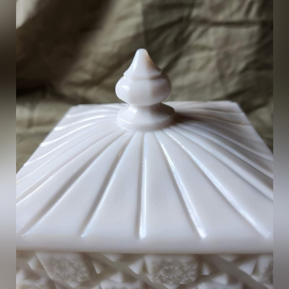 1940-50's Westmoreland 'Old Quilt' lidded compote/honey box milk glass - Picture 5 of 8